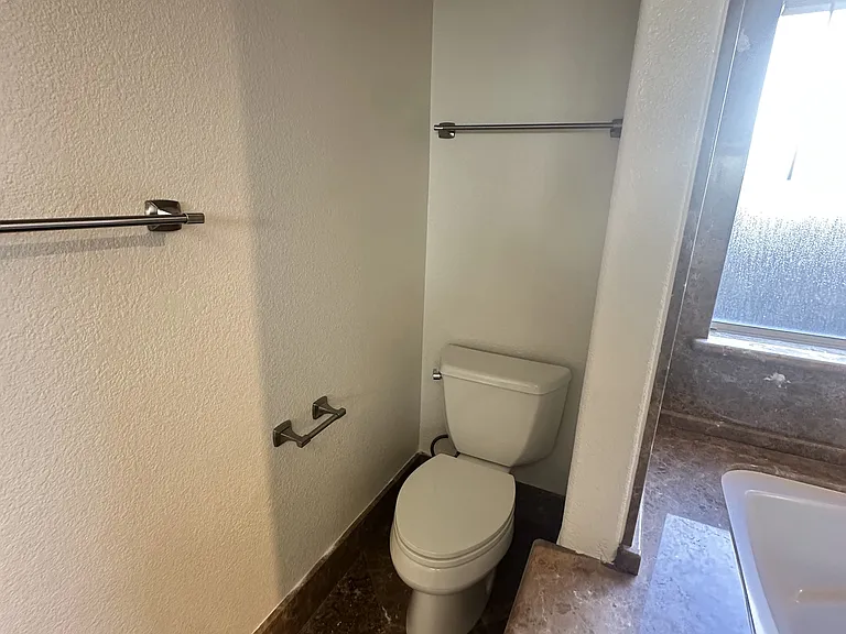 2221 Banbury Cir — Photo 32