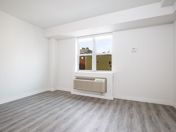 5th image of 387 Manhattan Ave APT 2D