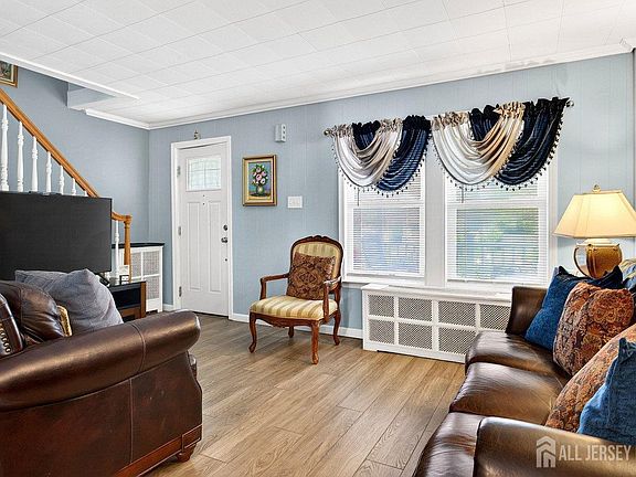 4th image of 722 Livingston Ave