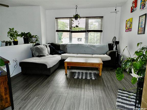 4th image of 907 Ominica STREET E