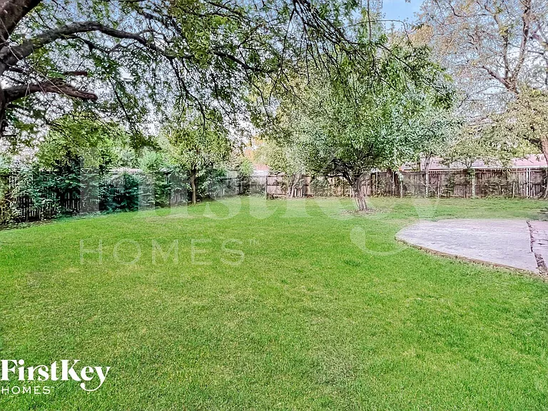 302 Shorewood Dr — Photo 15