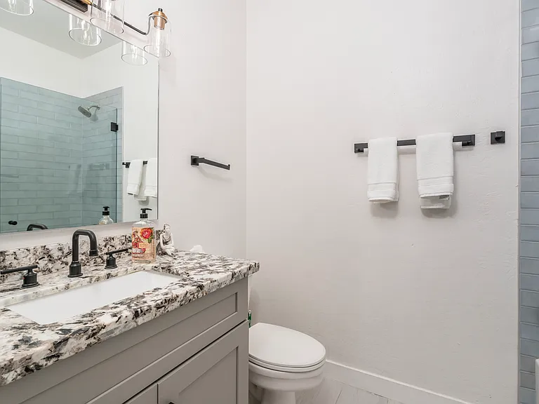 1036 E Susan Ln — Photo 15