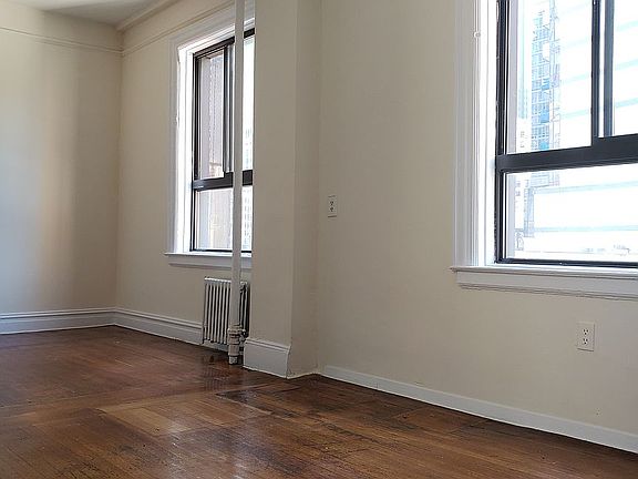 3rd image of 300 W 49th St APT 600