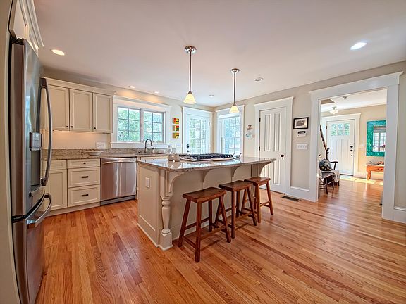 5th image of 552 Main St