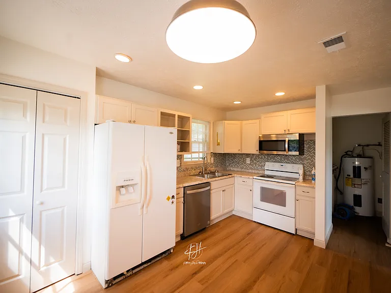 250 Lynnwood Dr — Photo 5