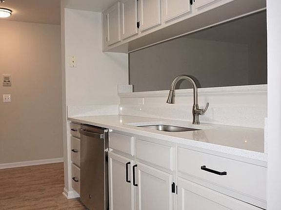 4th image of 3580 Sherbrooke Cir APT 202