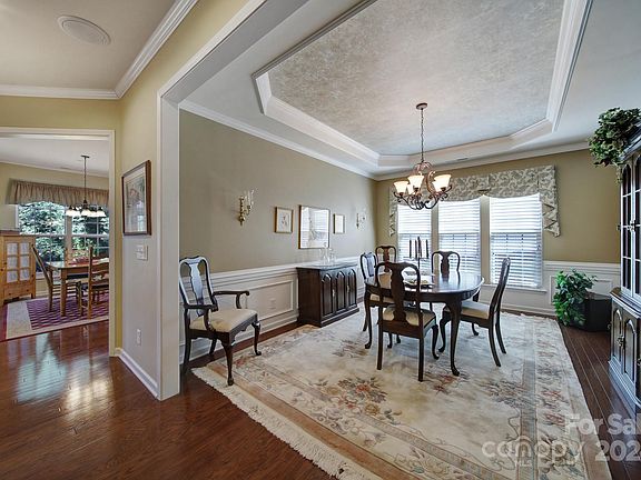 4th image of 2062 Yellowstone Dr