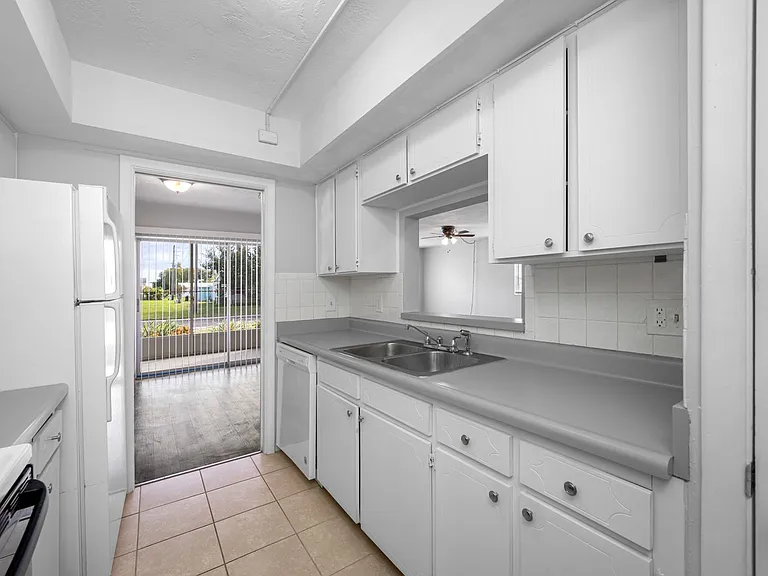 Lake Tarpon Apartments — Photo 23