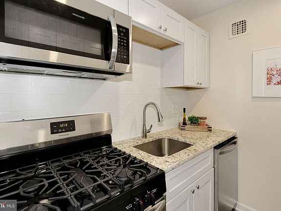 5th image of 1931 N Cleveland St APT 410