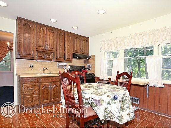 5th image of 102 Gerald Ln