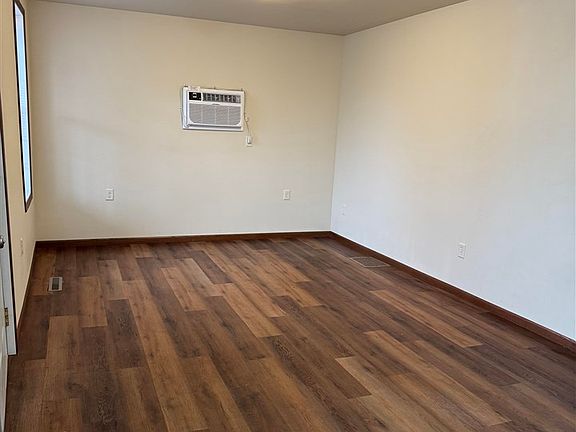 3rd image of 907 6th Ave