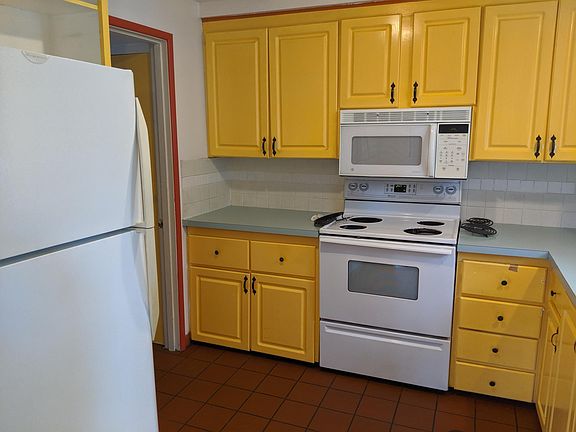 Kitchen and doorway to utility room with washer and dryer