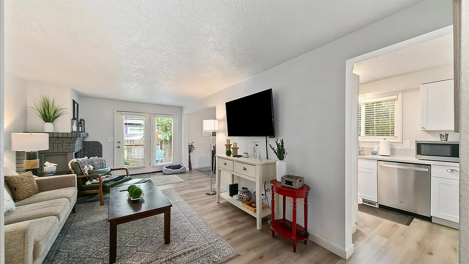 3 bed, 2.5 bath, 1345 sqft, $4,747 — Photo 4