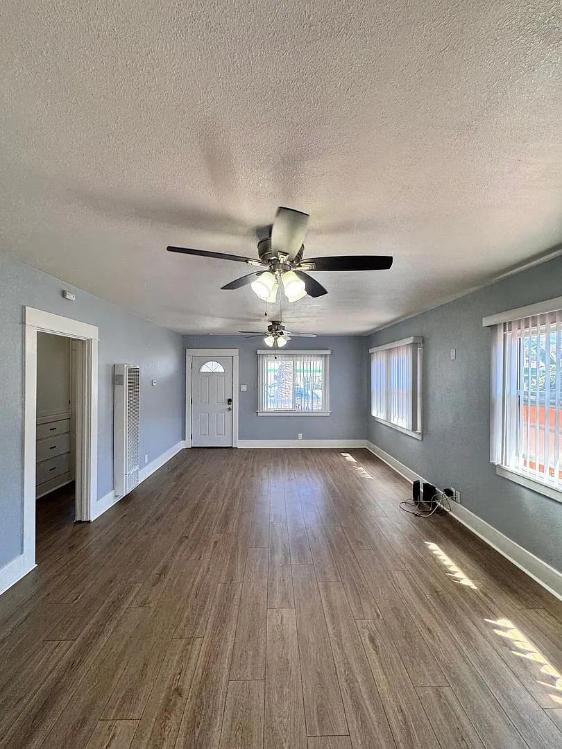 Single Family Home - 827 Martin Luther King Jr. — Photo 3