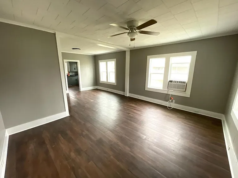 110 S Laurel St — Photo 3