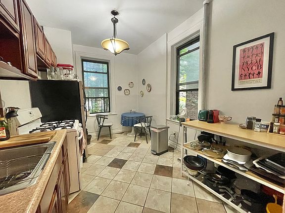 4th image of 672 Park Pl #2R