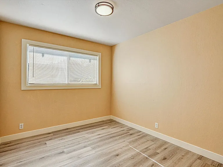 452 Wilshire Ave — Photo 17