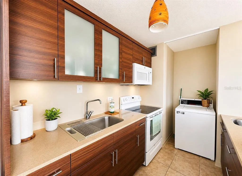 1 bed, 1.0 bath, 649 sqft, $1,300 — Photo 3