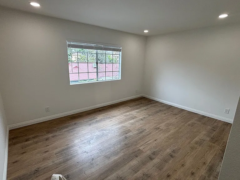 12151 Moorpark St #204 — Photo 11