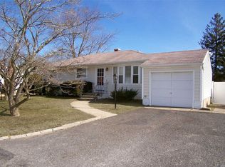 209 Holbrook Rd S, Ronkonkoma, NY 11779