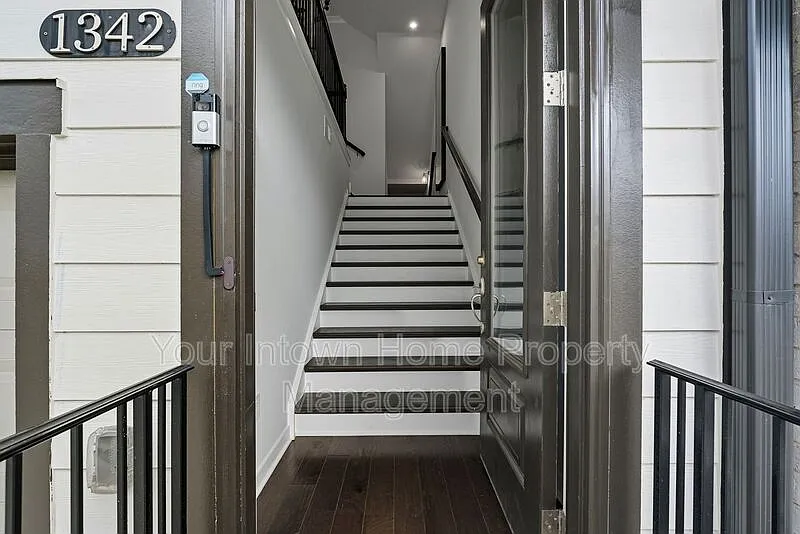 4 bed, 3.5 bath, 2638 sqft, $3,800 — Photo 3