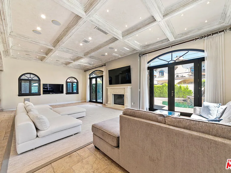 458 N Flores St — Photo 7