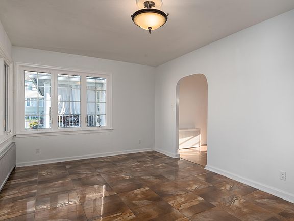 3rd image of 204 Sussex St