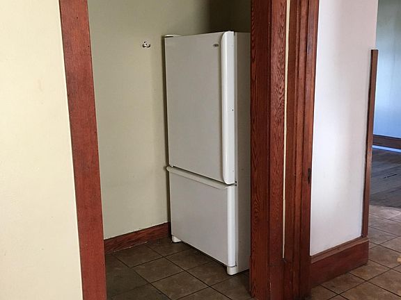 4th image of 959 Burr St APT 1