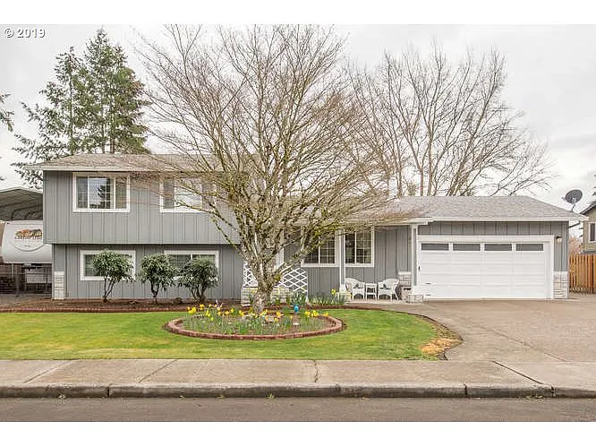 1052 NE Thomas St photo 1