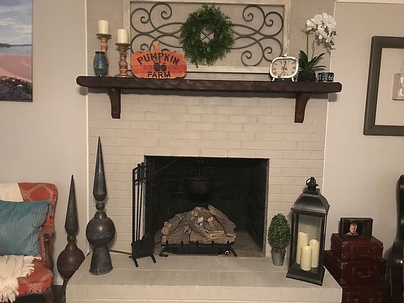 gas log fire place in LR
