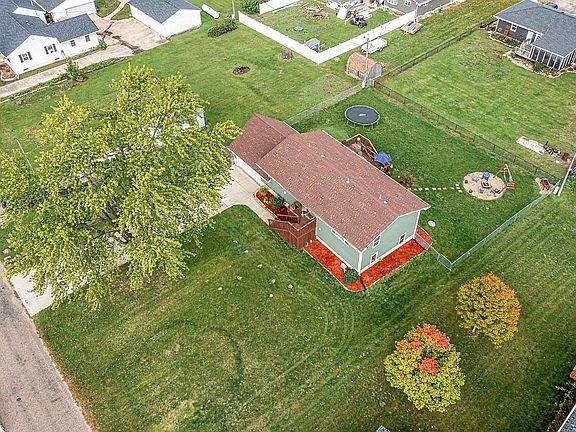 3rd image of 4 Lincoln Dr