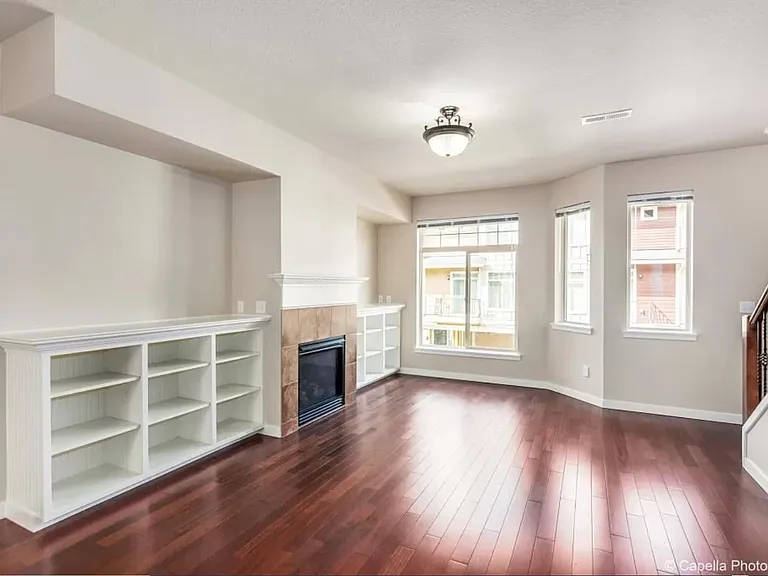 410 NE Patricia Ann Pl — Photo 2