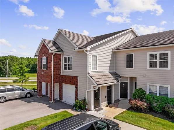 11601 Tomahawk Creek Pkwy APT C, Leawood, KS 66211
