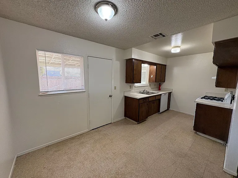 1329 S Liberty St — Photo 12