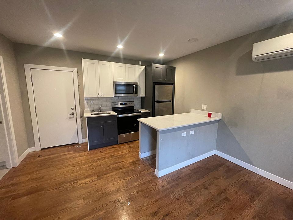 2nd image of 4626 S Drexel Blvd #405