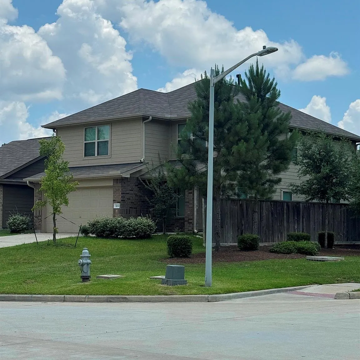 4 bed, 2.5 bath, 2229 sqft, $1,999 — Photo 1