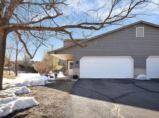 571 Oak Hill Cir, Chaska, MN 55318