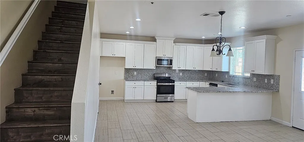 3 bed, 2.5 bath, 2201 sqft, $3,300 — Photo 4