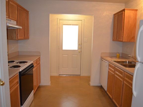 3rd image of 940 Ramblewood St