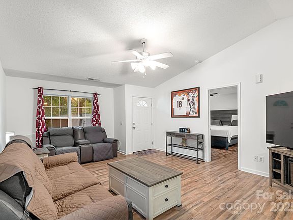 5th image of 120 Creek Branch Dr