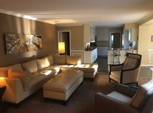 707 Stonegate Rd, Libertyville, IL 60048