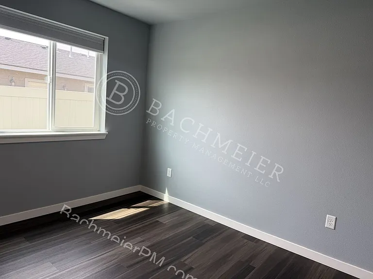 151 SW Nye Ave — Photo 13