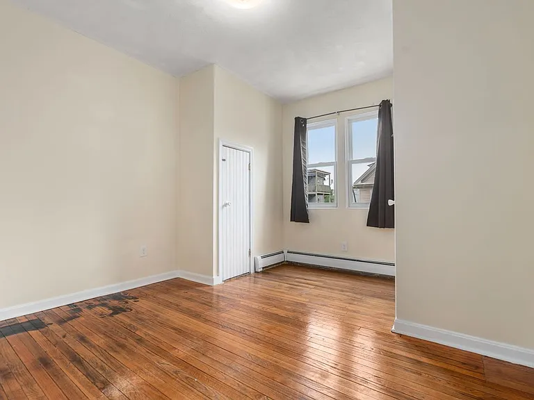 7 Howe St — Photo 12