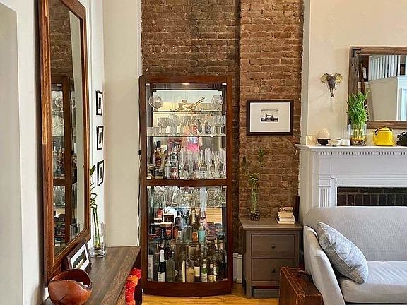 4th image of 111 W 74th St APT 1R