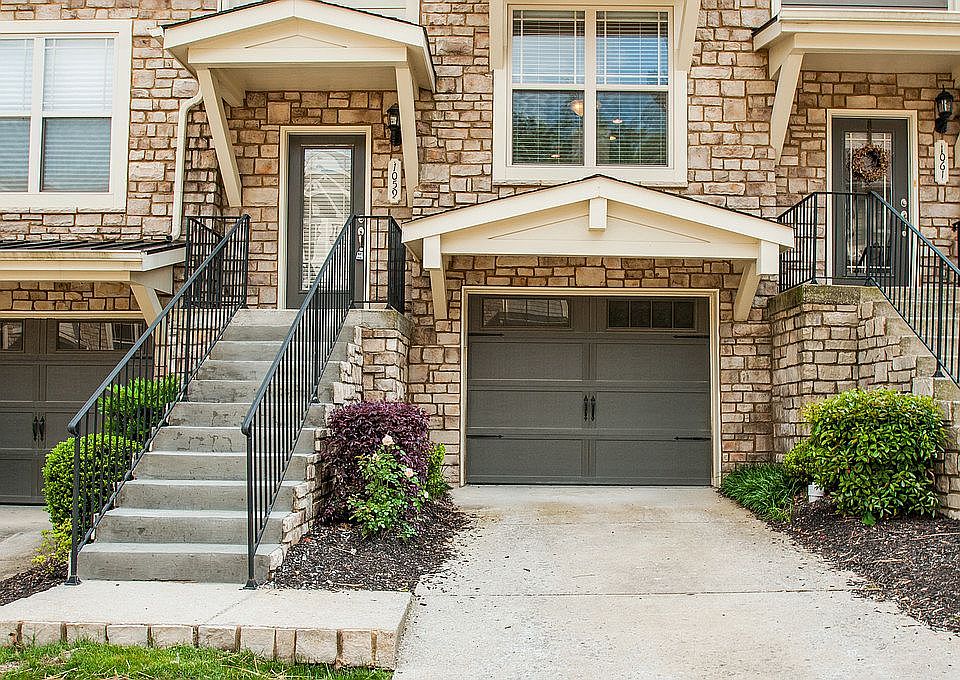 Front w/1 car garage+drivewy