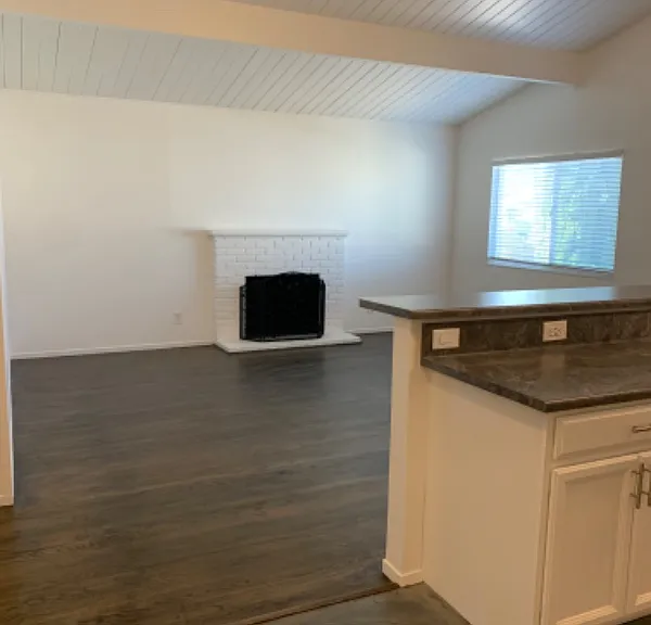 528 Adrienne Dr — Photo 4