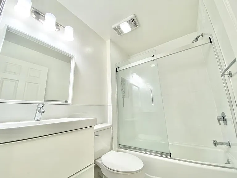 Hyde Park Apts — Photo 8