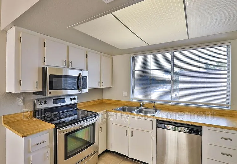 1540 W Mercer Ln #4 — Photo 5