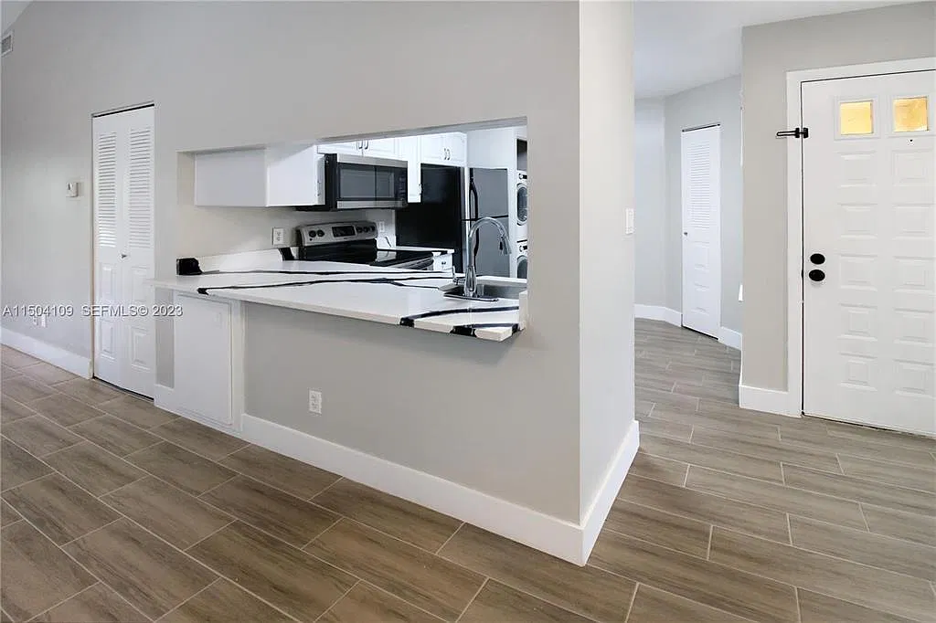 1143 Coral Club Dr — Photo 2