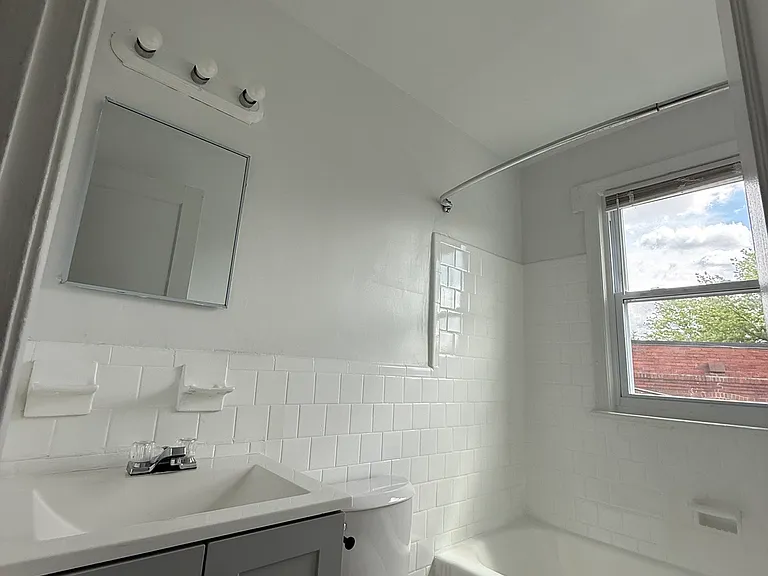 2425 E St NE #4 — Photo 7